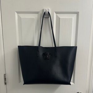 Elegant Black leather  Tote Bag with Iconic Medallion